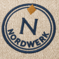 Nordwerk Leinen-Geschirrtücher — Nahaufnahme des gestickten Nordwerk-Zeichens