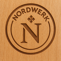 Nordwerk Schneidebrett — Nahaufnahme des ins Holz gestempelten Zeichens