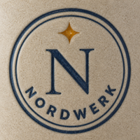 Nordwerk Utensilienbecher — Nahaufnahme des Zeichens in der Glasur