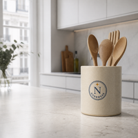 Nordwerk Utensilienbecher aus Steinzeug in einer Stadtküche