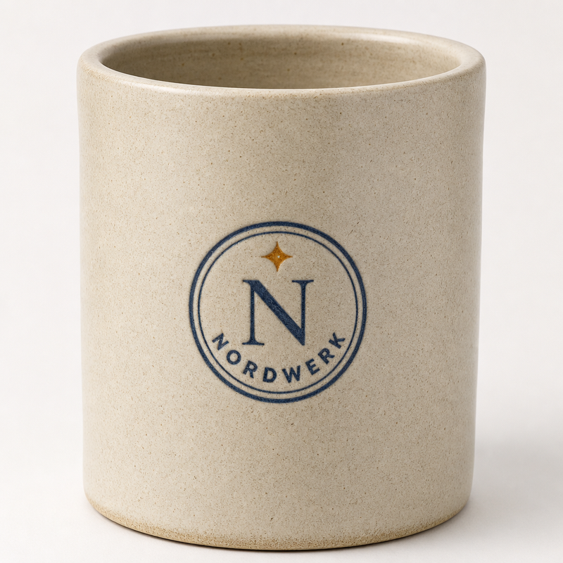 Nordwerk Utensilienbecher aus Steinzeug — Studioaufnahme